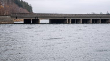 Su deposundan dışarı sarkan D1 otoyolunun yanında harap olmuş ve tamamen gereksiz bir köprü var. İnşaata 1939 'da başlandı ve tamamlanmasına sadece 30 metre kaldı! Ancak diğer kıyıya hiç ulaşamadı.