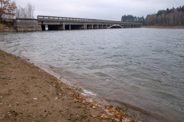 Su deposundan dışarı sarkan D1 otoyolunun yanında harap olmuş ve tamamen gereksiz bir köprü var. İnşaata 1939 'da başlandı ve tamamlanmasına sadece 30 metre kaldı! Ancak diğer kıyıya hiç ulaşamadı.
