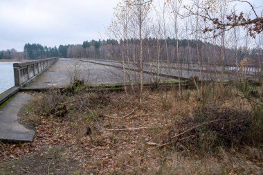 Su deposundan dışarı sarkan D1 otoyolunun yanında harap olmuş ve tamamen gereksiz bir köprü var. İnşaata 1939 'da başlandı ve tamamlanmasına sadece 30 metre kaldı! Ancak diğer kıyıya hiç ulaşamadı.
