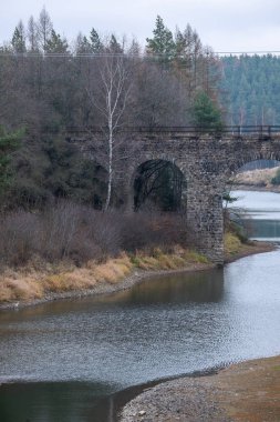 Vlasim 'den terk edilmiş demiryolu viyadük hattı Dolni Kralovice, yeni bir su deposu Svihov ile dolmuş ve iptal edilmiş..
