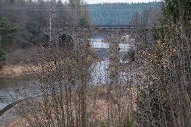 Vlasim 'den terk edilmiş demiryolu viyadük hattı Dolni Kralovice, yeni bir su deposu Svihov ile dolmuş ve iptal edilmiş..