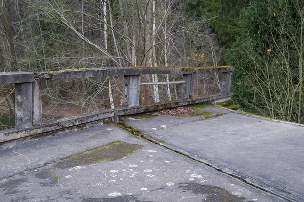 在D1高速公路附近 孤儿们从蓄水池里伸出来 断断续续的桥已经完全没有必要了 这条公路始建于1939年 虽然已经竣工 但从未用于公路 — 图库照片