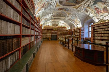 Strahov 'daki Premonstratensian manastırının kütüphanesi koleksiyonu yaklaşık 200.000 ciltten oluşan en değerli ve en iyi korunmuş tarihi kütüphanelerden biridir. Kütüphanenin en eski kısmı, Barok İlahiyat Salonu.