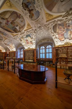Strahov 'daki Premonstratensian manastırının kütüphanesi koleksiyonu yaklaşık 200.000 ciltten oluşan en değerli ve en iyi korunmuş tarihi kütüphanelerden biridir. Kütüphanenin en eski kısmı, Barok İlahiyat Salonu.