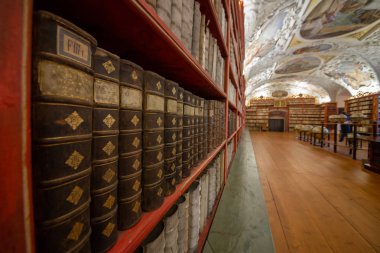 Strahov 'daki Premonstratensian manastırının kütüphanesi koleksiyonu yaklaşık 200.000 ciltten oluşan en değerli ve en iyi korunmuş tarihi kütüphanelerden biridir. Kütüphanenin en eski kısmı, Barok İlahiyat Salonu.