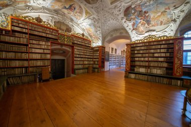 Strahov 'daki Premonstratensian manastırının kütüphanesi koleksiyonu yaklaşık 200.000 ciltten oluşan en değerli ve en iyi korunmuş tarihi kütüphanelerden biridir. Kütüphanenin en eski kısmı, Barok İlahiyat Salonu.