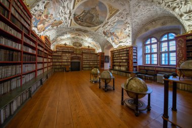 Strahov 'daki Premonstratensian manastırının kütüphanesi koleksiyonu yaklaşık 200.000 ciltten oluşan en değerli ve en iyi korunmuş tarihi kütüphanelerden biridir. Kütüphanenin en eski kısmı, Barok İlahiyat Salonu.