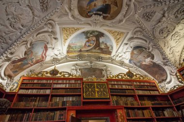 Strahov 'daki Premonstratensian manastırının kütüphanesi koleksiyonu yaklaşık 200.000 ciltten oluşan en değerli ve en iyi korunmuş tarihi kütüphanelerden biridir. Kütüphanenin en eski kısmı, Barok İlahiyat Salonu.