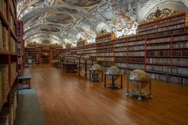 Strahov 'daki Premonstratensian manastırının kütüphanesi koleksiyonu yaklaşık 200.000 ciltten oluşan en değerli ve en iyi korunmuş tarihi kütüphanelerden biridir. Kütüphanenin en eski kısmı, Barok İlahiyat Salonu.