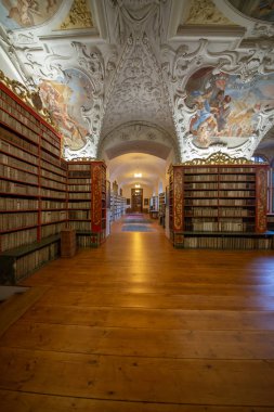 Strahov 'daki Premonstratensian manastırının kütüphanesi koleksiyonu yaklaşık 200.000 ciltten oluşan en değerli ve en iyi korunmuş tarihi kütüphanelerden biridir. Kütüphanenin en eski kısmı, Barok İlahiyat Salonu.