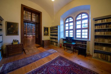 Strahov 'daki Premonstratensian manastırının kütüphanesi koleksiyonu yaklaşık 200.000 ciltten oluşan en değerli ve en iyi korunmuş tarihi kütüphanelerden biridir. Kütüphanenin en eski kısmı, Barok İlahiyat Salonu.