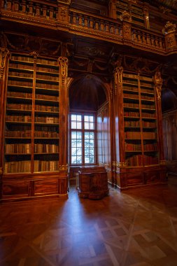 Strahov 'daki Premonstratensian manastırının kütüphanesi koleksiyonu yaklaşık 200.000 ciltten oluşan en değerli ve en iyi korunmuş tarihi kütüphanelerden biridir. Kütüphanenin en eski kısmı, Barok İlahiyat Salonu.