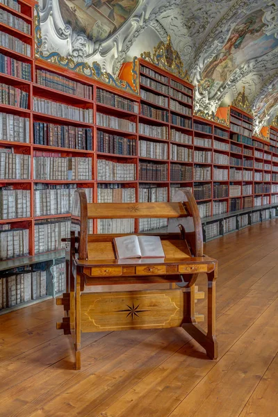 Strahov Daki Premonstratensian Manastırının Kütüphanesi Koleksiyonu Yaklaşık 200 000 Ciltten — Stok fotoğraf