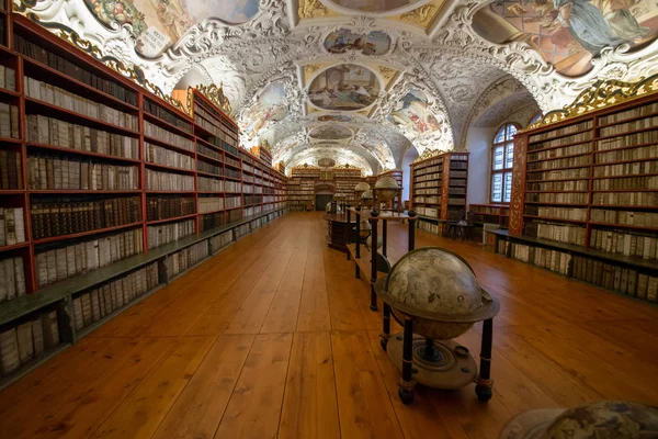 Библиотека Премонстратенского Монастыря Страхове Является Одной Самых Ценных Наиболее Сохранившихся — стоковое фото