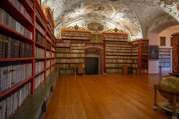 Strahov Daki Premonstratensian Manastırının Kütüphanesi Koleksiyonu Yaklaşık 200 000 Ciltten — Stok fotoğraf