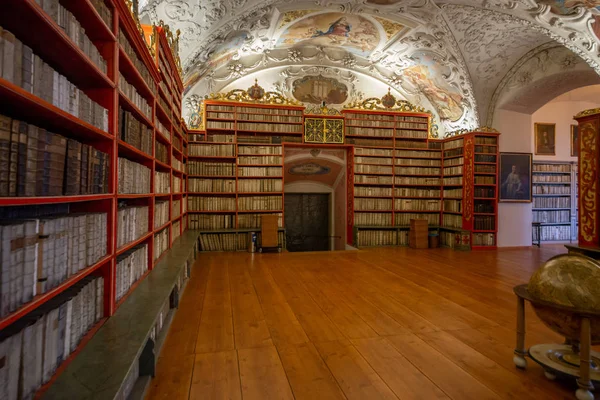 Strahov Daki Premonstratensian Manastırının Kütüphanesi Koleksiyonu Yaklaşık 200 000 Ciltten — Stok fotoğraf