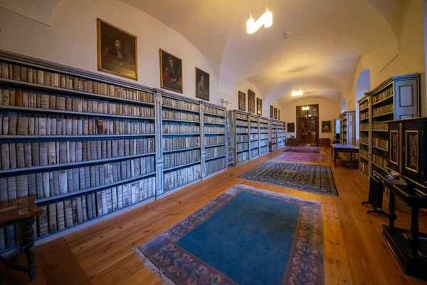 Strahov 'daki Premonstratensian manastırının kütüphanesi koleksiyonu yaklaşık 200.000 ciltten oluşan en değerli ve en iyi korunmuş tarihi kütüphanelerden biridir. Kütüphanenin en eski kısmı, Barok İlahiyat Salonu.