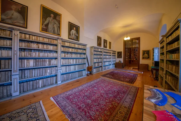 Бібліотека Премонтарського Монастиря Страхові Однією Найцінніших Найкраще Збережених Історичних Бібліотек — стокове фото