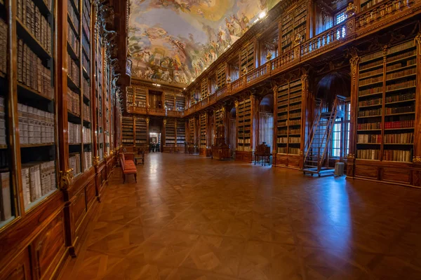 Strahov 시대의 수도원의 도서관은 200 000 책으로 구성된 가치있고 도서관중 — 스톡 사진