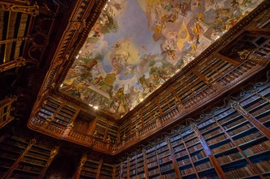 Strahov 'daki Premonstratensian manastırının kütüphanesi koleksiyonu yaklaşık 200.000 ciltten oluşan en değerli ve en iyi korunmuş tarihi kütüphanelerden biridir. Kütüphanenin en eski kısmı, Barok İlahiyat Salonu.