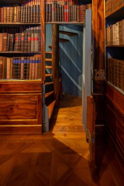 Strahov 'daki Premonstratensian manastırının kütüphanesi koleksiyonu yaklaşık 200.000 ciltten oluşan en değerli ve en iyi korunmuş tarihi kütüphanelerden biridir. Kütüphanenin en eski kısmı, Barok İlahiyat Salonu.