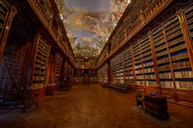 Strahov 'daki Premonstratensian manastırının kütüphanesi koleksiyonu yaklaşık 200.000 ciltten oluşan en değerli ve en iyi korunmuş tarihi kütüphanelerden biridir. Kütüphanenin en eski kısmı, Barok İlahiyat Salonu.