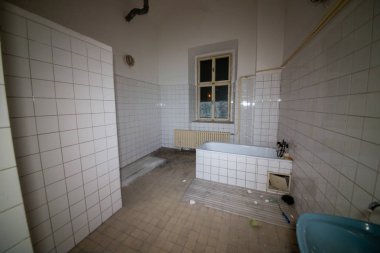 Karlin Kışlası, Prag 'ın merkezinde 2008 yılına kadar bazı askeri ve yabancı polis birimlerinin bulunduğu iki tarihi binadan oluşan dev bir kompleks. Terk edilmiş tesis, neredeyse on yıldır kullanım amacındaydı.