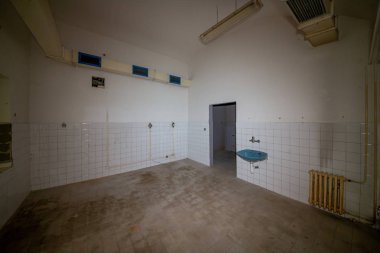 Karlin Kışlası, Prag 'ın merkezinde 2008 yılına kadar bazı askeri ve yabancı polis birimlerinin bulunduğu iki tarihi binadan oluşan dev bir kompleks. Terk edilmiş tesis, neredeyse on yıldır kullanım amacındaydı.