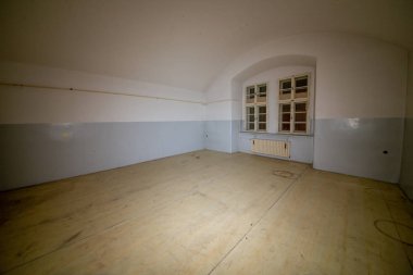 Karlin Kışlası, Prag 'ın merkezinde 2008 yılına kadar bazı askeri ve yabancı polis birimlerinin bulunduğu iki tarihi binadan oluşan dev bir kompleks. Terk edilmiş tesis, neredeyse on yıldır kullanım amacındaydı.