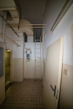 Karlin Kışlası, Prag 'ın merkezinde 2008 yılına kadar bazı askeri ve yabancı polis birimlerinin bulunduğu iki tarihi binadan oluşan dev bir kompleks. Terk edilmiş tesis, neredeyse on yıldır kullanım amacındaydı.