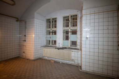 Karlin Kışlası, Prag 'ın merkezinde 2008 yılına kadar bazı askeri ve yabancı polis birimlerinin bulunduğu iki tarihi binadan oluşan dev bir kompleks. Terk edilmiş tesis, neredeyse on yıldır kullanım amacındaydı.
