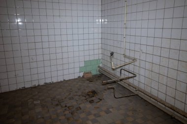 Karlin Kışlası, Prag 'ın merkezinde 2008 yılına kadar bazı askeri ve yabancı polis birimlerinin bulunduğu iki tarihi binadan oluşan dev bir kompleks. Terk edilmiş tesis, neredeyse on yıldır kullanım amacındaydı.