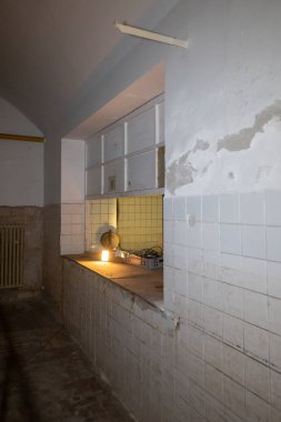 Karlin Kışlası, Prag 'ın merkezinde 2008 yılına kadar bazı askeri ve yabancı polis birimlerinin bulunduğu iki tarihi binadan oluşan dev bir kompleks. Terk edilmiş tesis, neredeyse on yıldır kullanım amacındaydı.