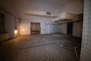 Karlin Kışlası, Prag 'ın merkezinde 2008 yılına kadar bazı askeri ve yabancı polis birimlerinin bulunduğu iki tarihi binadan oluşan dev bir kompleks. Terk edilmiş tesis, neredeyse on yıldır kullanım amacındaydı.