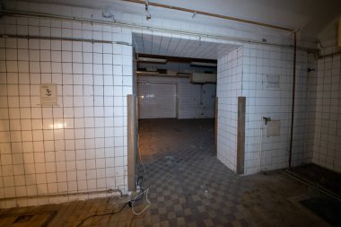Karlin Kışlası, Prag 'ın merkezinde 2008 yılına kadar bazı askeri ve yabancı polis birimlerinin bulunduğu iki tarihi binadan oluşan dev bir kompleks. Terk edilmiş tesis, neredeyse on yıldır kullanım amacındaydı.