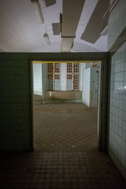 Karlin Kışlası, Prag 'ın merkezinde 2008 yılına kadar bazı askeri ve yabancı polis birimlerinin bulunduğu iki tarihi binadan oluşan dev bir kompleks. Terk edilmiş tesis, neredeyse on yıldır kullanım amacındaydı.