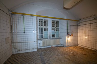 Karlin Kışlası, Prag 'ın merkezinde 2008 yılına kadar bazı askeri ve yabancı polis birimlerinin bulunduğu iki tarihi binadan oluşan dev bir kompleks. Terk edilmiş tesis, neredeyse on yıldır kullanım amacındaydı.