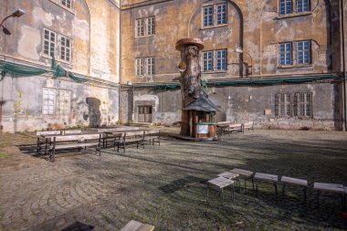 Karlin Kışlası, Prag 'ın merkezinde 2008 yılına kadar bazı askeri ve yabancı polis birimlerinin bulunduğu iki tarihi binadan oluşan dev bir kompleks. Terk edilmiş tesis, neredeyse on yıldır kullanım amacındaydı.