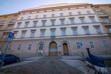 Karlin Kışlası, Prag 'ın merkezinde 2008 yılına kadar bazı askeri ve yabancı polis birimlerinin bulunduğu iki tarihi binadan oluşan dev bir kompleks. Terk edilmiş tesis, neredeyse on yıldır kullanım amacındaydı.