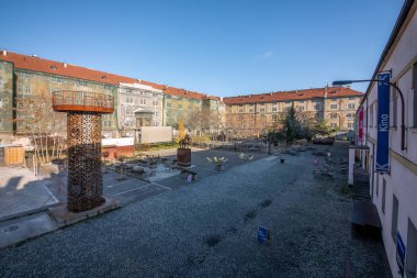 Karlin Kışlası, Prag 'ın merkezinde 2008 yılına kadar bazı askeri ve yabancı polis birimlerinin bulunduğu iki tarihi binadan oluşan dev bir kompleks. Terk edilmiş tesis, neredeyse on yıldır kullanım amacındaydı.
