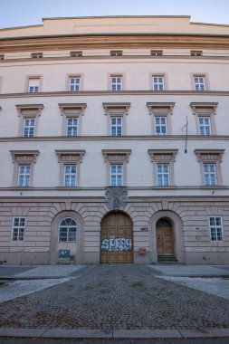 Karlin Kışlası, Prag 'ın merkezinde 2008 yılına kadar bazı askeri ve yabancı polis birimlerinin bulunduğu iki tarihi binadan oluşan dev bir kompleks. Terk edilmiş tesis, neredeyse on yıldır kullanım amacındaydı.