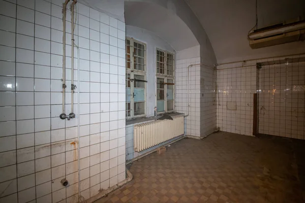 Karlin Kışlası, Prag 'ın merkezinde 2008 yılına kadar bazı askeri ve yabancı polis birimlerinin bulunduğu iki tarihi binadan oluşan dev bir kompleks. Terk edilmiş tesis, neredeyse on yıldır kullanım amacındaydı.