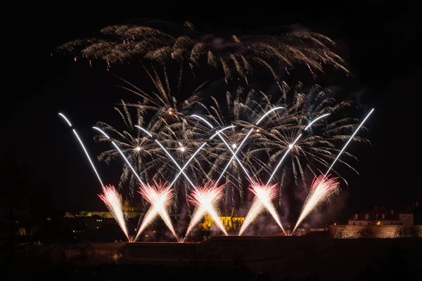 Cerca 500 Disparos Cielo Colorido Por Encima Praga Espectáculo Luces —  Fotos de Stock