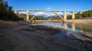 Köprü, 1848 yılında inşa edilen eski zincir köprünün yerine 1939 ve 1943 yılları arasında inşa edildi. Bu köprü 1960 yılında Orlk Barajı 'nın inşaatı ile bağlantılı olarak söküldü ve Lunice Nehri' ne taşındı.