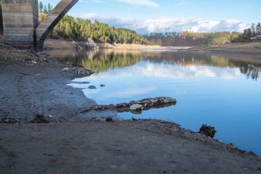 Köprü, 1848 yılında inşa edilen eski zincir köprünün yerine 1939 ve 1943 yılları arasında inşa edildi. Bu köprü 1960 yılında Orlk Barajı 'nın inşaatı ile bağlantılı olarak söküldü ve Lunice Nehri' ne taşındı.