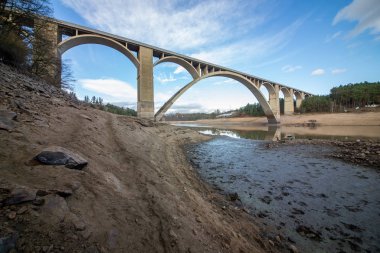 Köprü, 1848 yılında inşa edilen eski zincir köprünün yerine 1939 ve 1943 yılları arasında inşa edildi. Bu köprü 1960 yılında Orlk Barajı 'nın inşaatı ile bağlantılı olarak söküldü ve Lunice Nehri' ne taşındı.