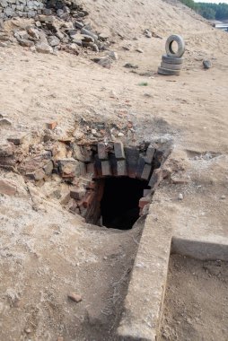 Köprü, 1848 yılında inşa edilen eski zincir köprünün yerine 1939 ve 1943 yılları arasında inşa edildi. Bu köprü 1960 yılında Orlk Barajı 'nın inşaatı ile bağlantılı olarak söküldü ve Lunice Nehri' ne taşındı.