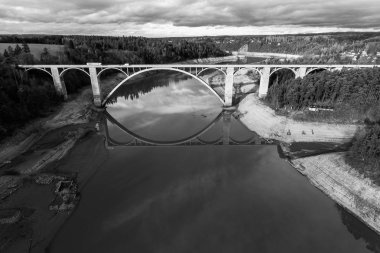 Köprü, 1848 yılında inşa edilen eski zincir köprünün yerine 1939 ve 1943 yılları arasında inşa edildi. Bu köprü 1960 yılında Orlk Barajı 'nın inşaatı ile bağlantılı olarak söküldü ve Lunice Nehri' ne taşındı.