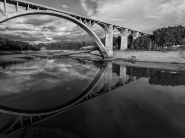 Köprü, 1848 yılında inşa edilen eski zincir köprünün yerine 1939 ve 1943 yılları arasında inşa edildi. Bu köprü 1960 yılında Orlk Barajı 'nın inşaatı ile bağlantılı olarak söküldü ve Lunice Nehri' ne taşındı.