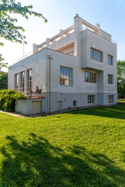Villa 1932 yılında Prag 'lı avukat JUDr tarafından Adolf Loos ve Karel Lhota tarafından inşa edilmiştir. Suzana ve oğlu Peter 'ın kızı Jenny Winternitz için aile villası olarak Josef Winternitz. Loos 'un gerçekleştirdiği son bina ve bir sürü elementi var.